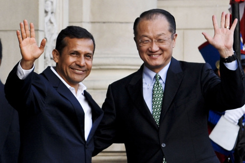 World Bank President-elect Jim Yong Kim (right) with Peruvian President Ollanta Humala in Lima on April 16 [XINHUA/AFP]
