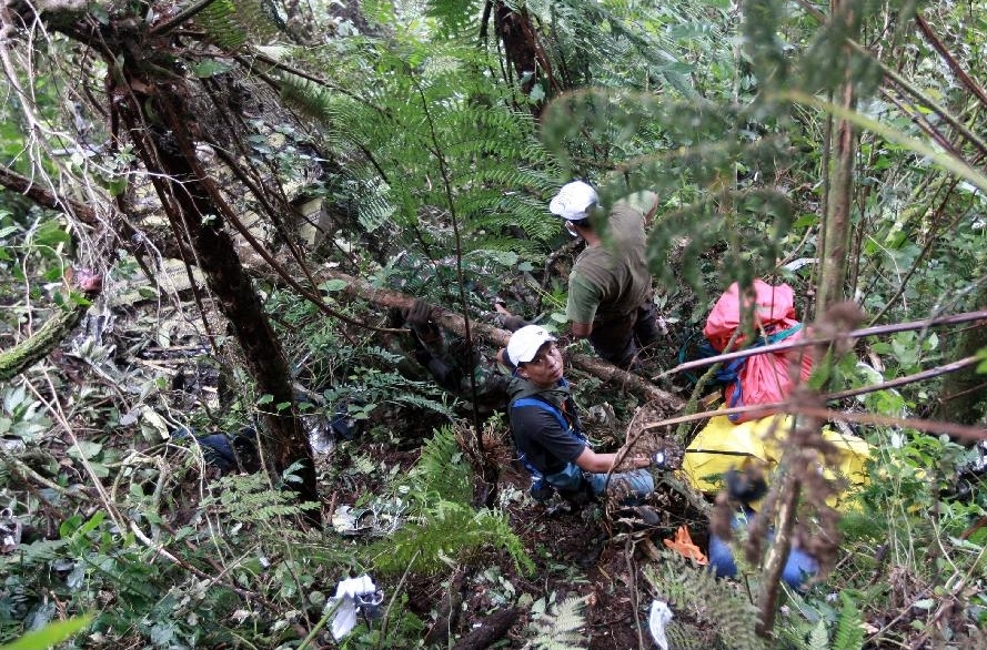 Rescuers search for debris of the crashed plane in the Mount Salak in Bogor, West Java, Indonesia, May 11, 2012. Rescuers arrived at the site where the Russian-made Sukhoi super jet-100 crashed in Mount Salak on Friday. [Xinhua/Veri Sanovri]