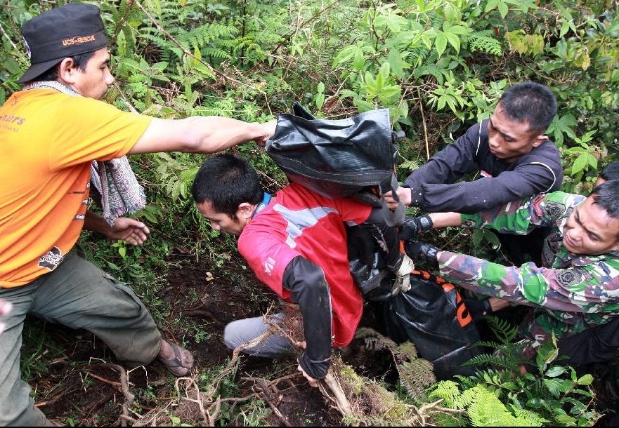 Rescuers carry the body of a plane crash victim in the Mount Salak in Bogor, West Java, Indonesia, May 11, 2012. Rescuers arrived at the site where the Russian-made Sukhoi super jet-100 crashed in Mount Salak on Friday. [Xinhua/Veri Sanovri]