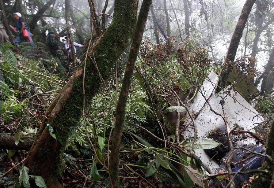 Debris of the Russian plane are seen in the Mount Salak in Bogor, West Java, Indonesia, May 11, 2012. Rescuers arrived at the site where the Russian-made Sukhoi super jet-100 crashed in Mount Salak on Friday. [Xinhua/Veri Sanovri] 