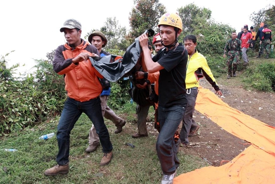 Rescuers carry the body of a plane crash victim in the Mount Salak in Bogor, West Java, Indonesia, May 11, 2012. Rescuers arrived at the site of the Russian-made Sukhoi super jet-100 crashed in Mount Salak on Friday. [Xinhua/Veri Sanovri]