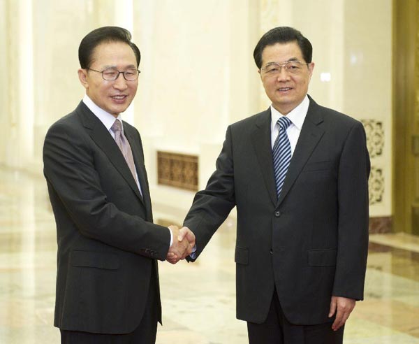 Chinese President Hu Jintao (R) meets with President of the Republic of Korea (ROK) Lee Myung-bak at the Great Hall of the People in Beijing, capital of China, May 14, 2012. Lee is in Beijing to attend the Fifth Trilateral Summit Meeting among China, the ROK and Japan on Sunday and Monday. [Huang Jingwen/Xinhua]