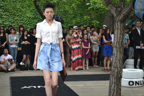 Danish label ONLY presents its Spring-Summer line to guests at the second annual Open Day at the Royal Danish Embassy, Beijing, May 13. [Corey Cooper/china.org.cn] 