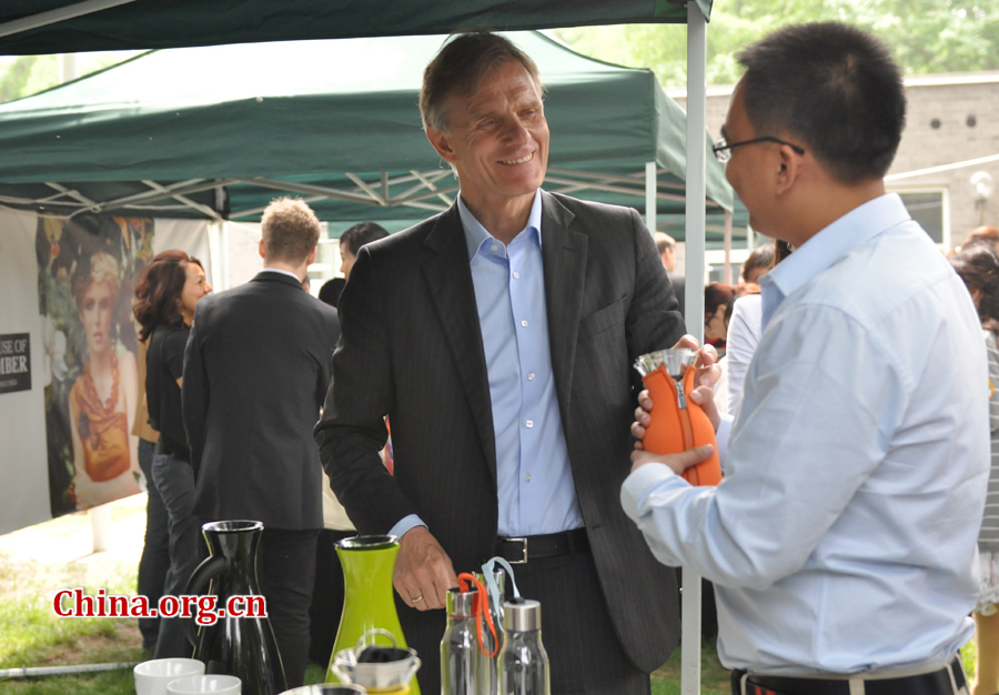 Danish Ambassador Friis Arne Petersen speaking with the director of a participating company. The Embassy of Denmark in China organized an open-door event in Beijing on May 13, 2012, in order to provide visitors with a genuine taste of Danish culture. More than 2,000 people, including foreign dignitaries, 13 Danish brands and companies and about 1,500 micro-bloggers from weibo.com participated in the event. 