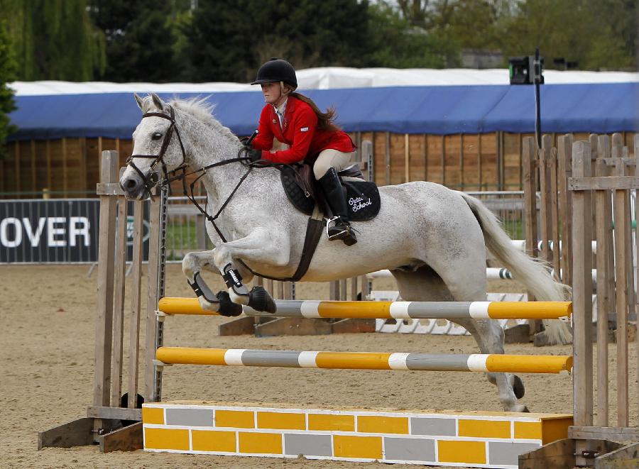  A girl takes part in the jumping competition of Windsor Horse Show in Windsor, Britain on May 12, 2012. (Xinhua/Wang Lili) 