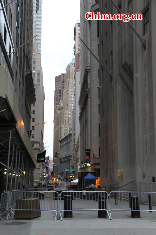 Photo shows a snapshot of Wall Street in New Yorl City, U.S.. Wall Street refers to the financial district of New York City, named after and centered on the eight-block-long street running from Broadway to South Street on the East River in Lower Manhattan. [China.org.cn/Photo by Li Xiaohua]