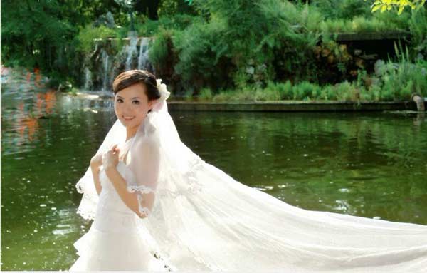 Zhang Lili, a Chinese language teacher in Jiamusi, Heilongjiang province, on her wedding day.[Photo/China Daily] 