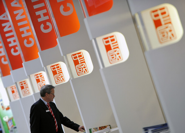 A man attending the Hanoverian Industry Expo in Germany visits the China exhibition area on April 24. About 400 Chinese enterprises attended the expo. [Photo/Xinhua]