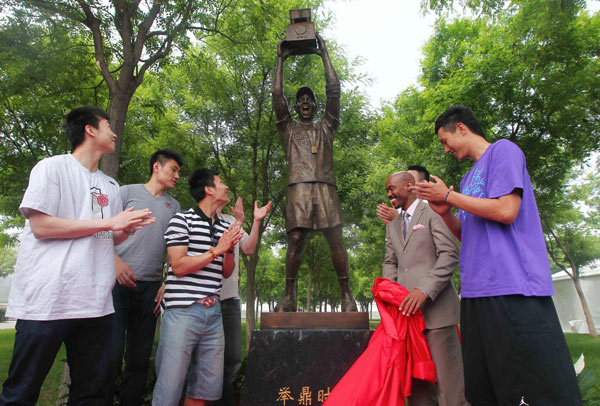 Marbury statue rises up in Beijing