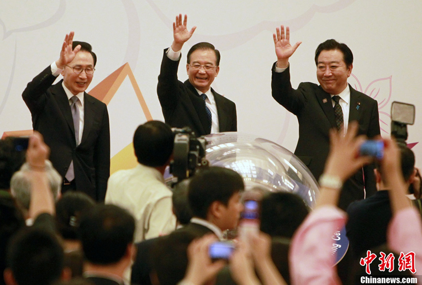 Chinese Premier Wen Jiabao, President of the Republic of Korea (ROK) Lee Myung-bak and Japanese Prime Minister Yoshihiko Noda attend the launching ceremony of the &apos;CAMPUS ASIA&apos; in Beijing on May 13, 2012. [Xinhua] 