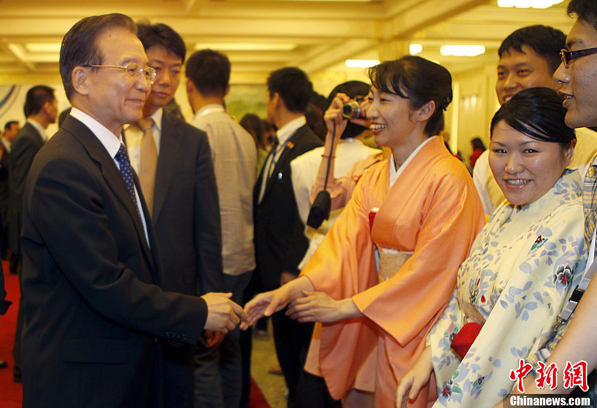 Chinese Premier Wen Jiabao meets Japanese students when attending the launching ceremony of the 'CAMPUS ASIA' in Beijing on May 13, 2012. 