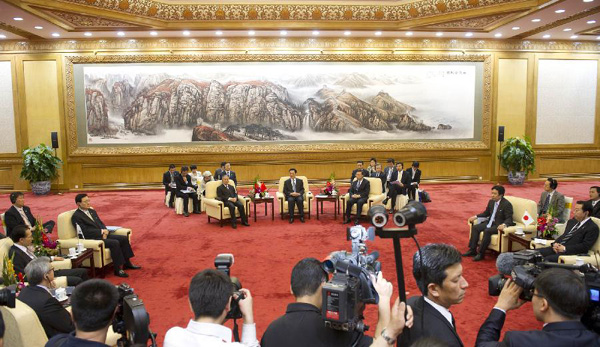 Chinese President Hu Jintao met in Beijing Monday morning with Republic of Korea (ROK) President Lee Myung-bak and Japanese Prime Minister Yoshihiko Noda.