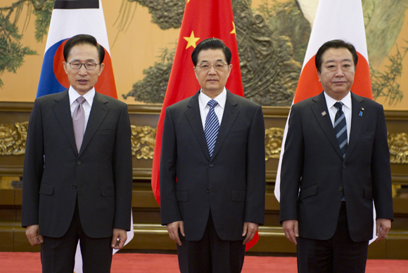 Chinese President Hu Jintao (C) meets with Republic of Korea President Lee Myung-bak (L) and Japanese Prime Minister Yoshihiko Noda in Beijing on May 14, 2012. [Xinhua photo]