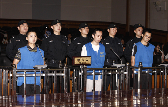 Wang Haijian (L in front), chief criminal behind last December's bank bombing in Wuhan,Hubei Province, was sentenced to death on May 12, 2012. Two of his accomplices, Wang Wei (C in front) and Wang An'an (R in front) were given prison terms of 10 years and six years, respectively, for jointly plotting the bank robbery. [Xinhua photo]