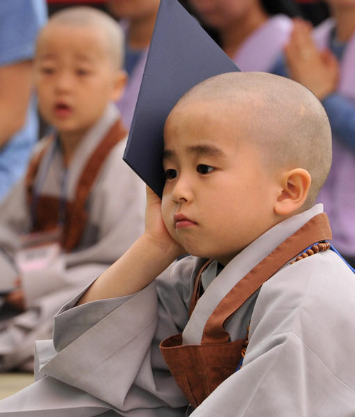 S Korean children experience monks' life