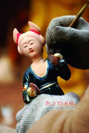 The imitation relics industry covers jade, porcelain, bronzes, paintings and many other categories.