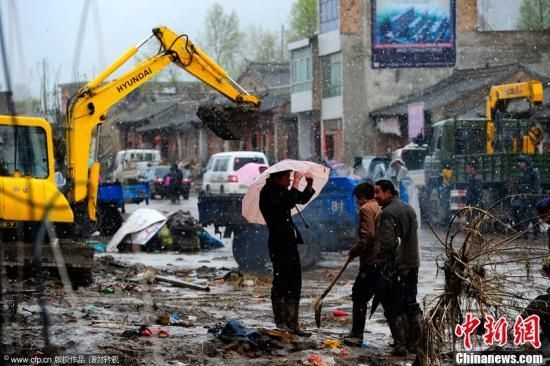 The storms and hail had hospitalized 114 people with nearly 30,000 evacuated as of Sunday in Minxian county, area in Gansu province. [chinanews.com]