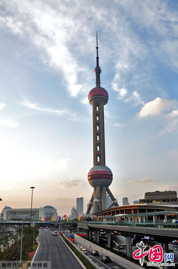 Lujiazui is the financial and trade zone of Shanghai. The tallest buildings in Shanghai – Oriental Pearl TV Tower, Jin Mao Building and Shanghai World Financial Center – are all situated here. The top floors of these buildings offer visitors panoramic views of Shanghai. [China.org.cn/by Guo Dong]