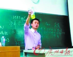 A chemistry teacher produces a juice beverage by mixing various additives with water in class on Sunday, May 13, 2012. [Photo / Guangzhou Daily] 