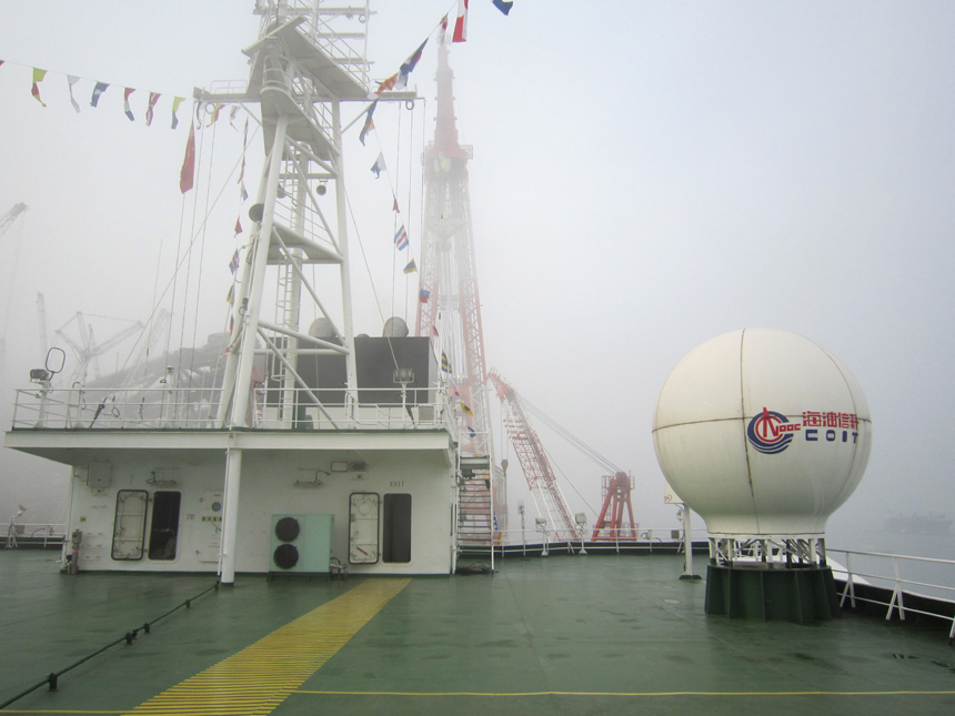 Photo taken on May 15, 2012 shows the newly-built deepwater pipelay crane vessel 'Hai Yang Shi You 201' in Qingdao, a coastal city of east China's Shandong Province. The vessel, with a length of 204.65 meters and width of 39.2 meters, will sail for the South China Sea to conduct pipelay operation in the Liwan 3-1 gasfield.