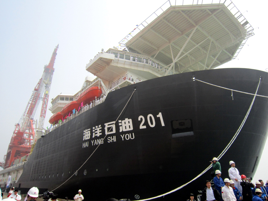 Photo taken on May 15, 2012 shows the newly-built deepwater pipelay crane vessel 'Hai Yang Shi You 201' in Qingdao, a coastal city of east China's Shandong Province. The vessel, with a length of 204.65 meters and width of 39.2 meters, will sail for the South China Sea to conduct pipelay operation in the Liwan 3-1 gasfield.