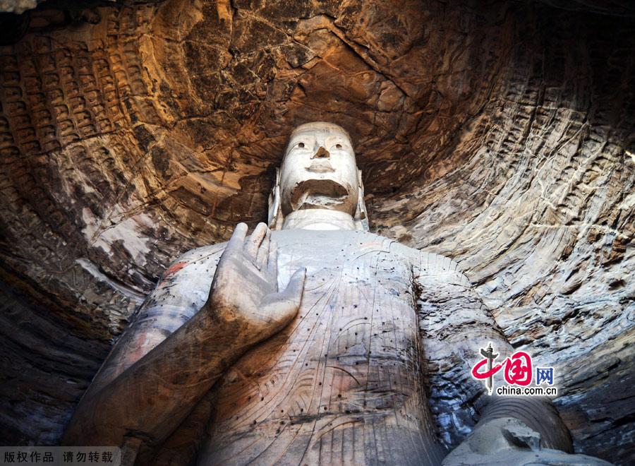 Located at the southern foot of Wuzhou Mountain 16 kilometers west of Datong, Shanxi Province, the Yungang Grottoes were built against the mountain and extend about 1 kilometer from east to west. 