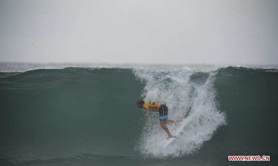 Australian surfer Taj Burrow competes during the 5th round of ASP (Association of Surfing Professionals) Men's World Tour in Rio de Janeiro, Brazil, May 15, 2012. (Xinhua/Weng Xinyang) 