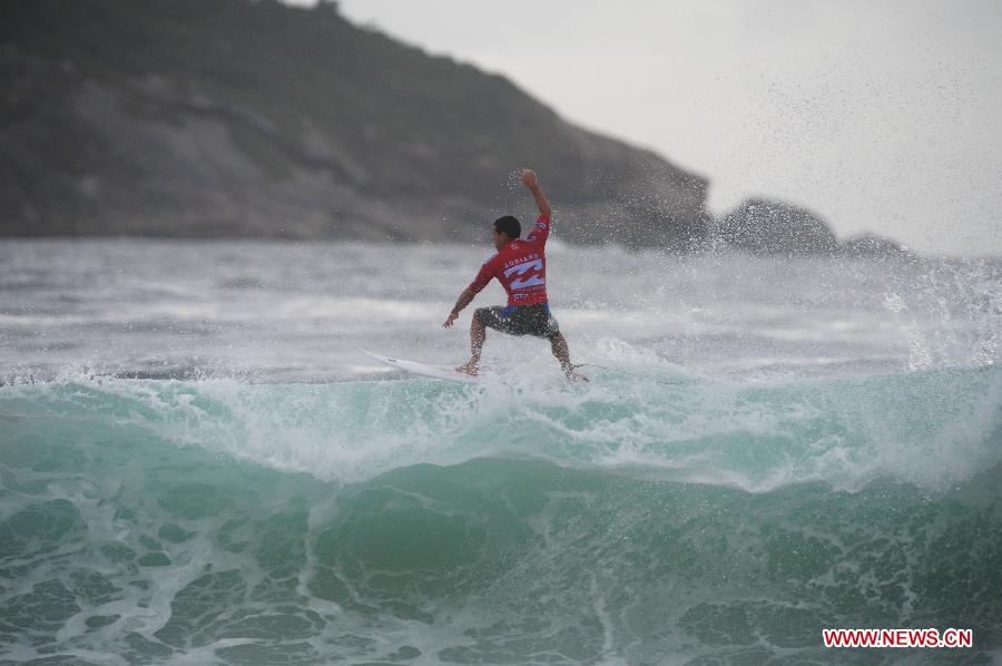 Brazilian surfer Adriano de Souza competes during the 5th round of ASP (Association of Surfing Professionals) Men's World Tour in Rio de Janeiro, Brazil, May 15, 2012. (Xinhua/Weng Xinyang) 