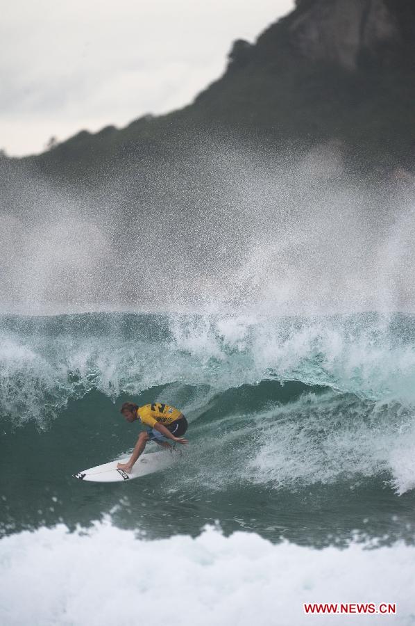 Australian surfer Taj Burrow competes during the 5th round of ASP (Association of Surfing Professionals) Men's World Tour in Rio de Janeiro, Brazil, May 15, 2012. (Xinhua/Weng Xinyang) 