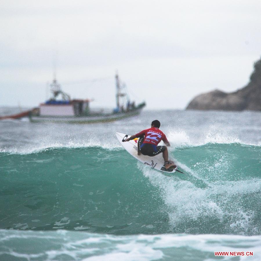 Brazilian surfer Adriano de Souza competes during the 5th round of ASP (Association of Surfing Professionals) Men's World Tour in Rio de Janeiro, Brazil, May 15, 2012. (Xinhua/Weng Xinyang) 