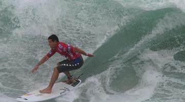 Brazilian surfer Adriano de Souza competes during the 5th round of ASP (Association of Surfing Professionals) Men's World Tour in Rio de Janeiro, Brazil, May 15, 2012. (Xinhua/Weng Xinyang)