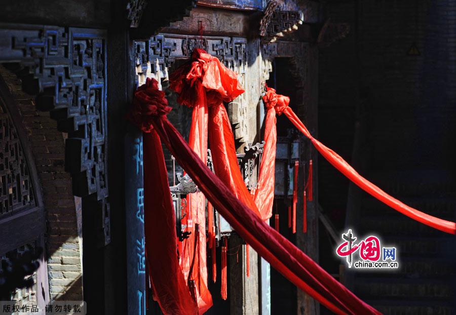 Pingyao Ancient Town is located in the middle of Shanxi Province, about 715 kilometers from Beijing. It is one of the best-preserved ancient towns in China. The town was first founded during the reign of King Xuan (827-782 BC) of the Western Zhou Dynasty. After thousands of years, the ancient walls, streets, houses, shops and temples have been almost kept intact. 