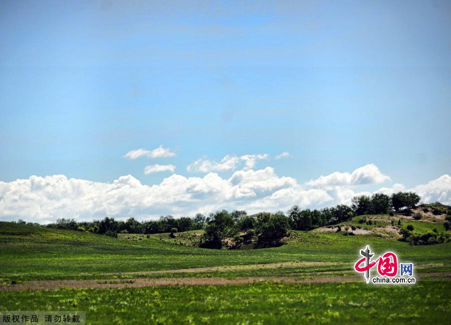 The Bashang Grasslands,the nearest prairie destination from Beijing, is regarded as the most beautiful highland landscape in the country.