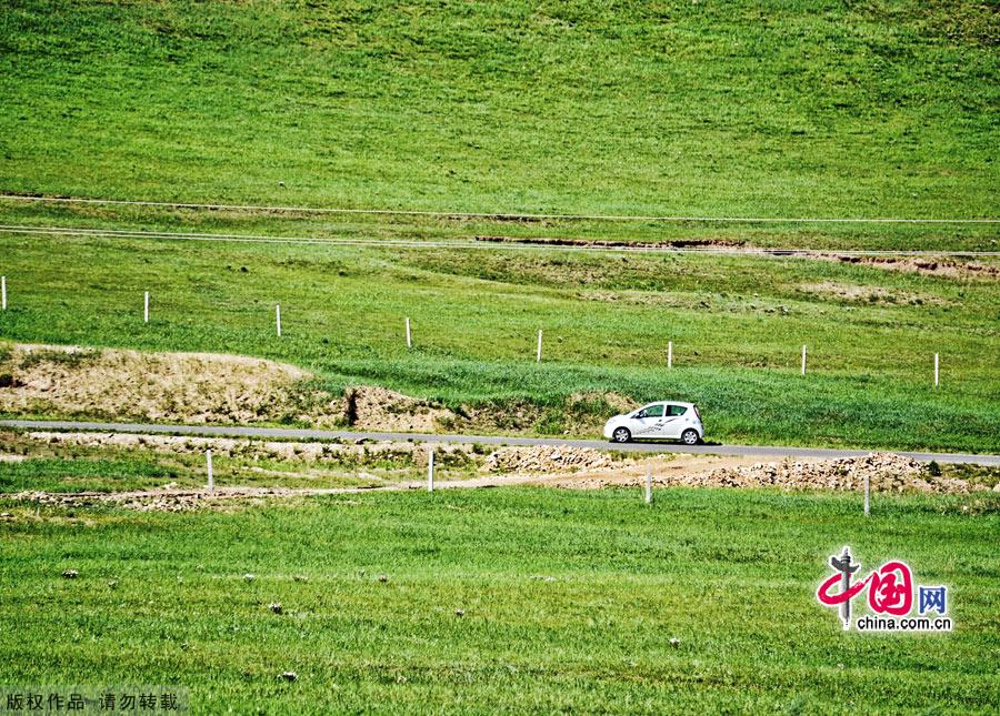 The Bashang Grasslands,the nearest prairie destination from Beijing, is regarded as the most beautiful highland landscape in the country.