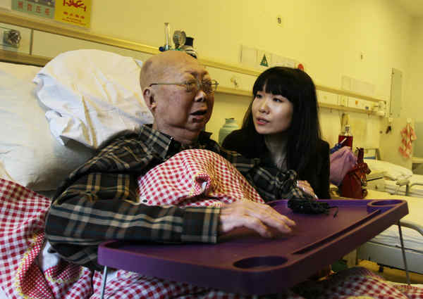 Ling Yifan accompanies her grandfather, who was diagnosed with lymph cancer three months ago, at a hospital in Beijing on Monday. Ling initiated the 'Taking Grandpa Around the World' campaign to ask netizens to help her grandfather fulfill his dream of traveling around the world.[Photo / China Daily ]