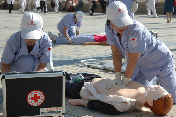 A team of doctors from the Red Cross Society of Hebei province undertaking an emergency rescue drill. [ Photo / China Daily ] 