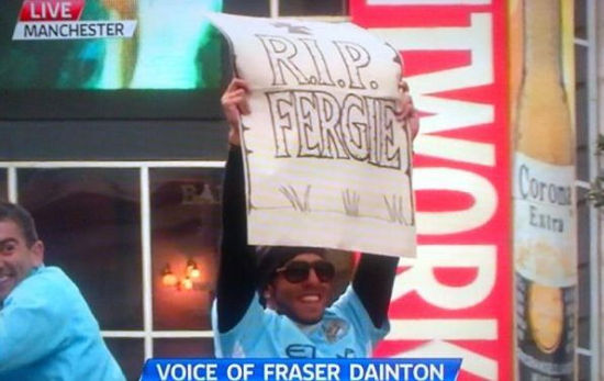  Carlos Tevez holds 'RIP Fergie' sign at Manchester City's victory parade. [Photo:Sina.com]