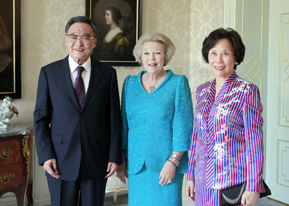 Wu Bangguo (L), chairman of the Standing Committee of China's National People's Congress (NPC), and his wife Zhang Ruizhen (R) meet with Dutch Queen Beatrix in The Hague, the Netherlands, May 15, 2012. 