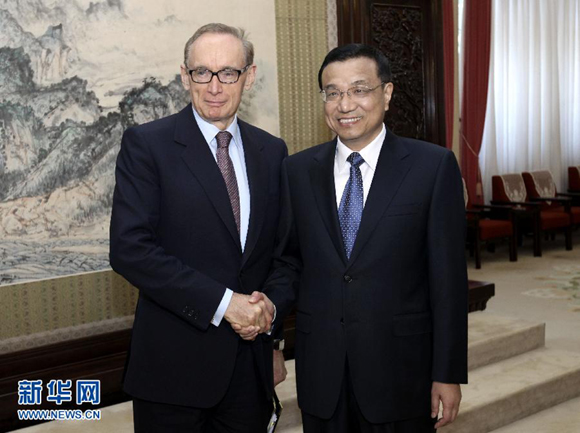 Vice-Premier Li Keqiang (R) meets Australian Foreign Minister Bob Carr in Beijing on Tuesday. Carr said he was keen to develop closer cooperation with China, a major trading partner of Australia.