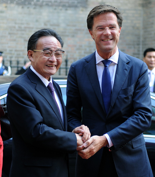 Wu Bangguo (L), chairman of the Standing Committee of China's National People's Congress (NPC), meets with Caretaker Dutch Prime Minister Mark Rutte in the Hague, the Netherlands, May 15, 2012. [Liu Jiansheng/Xinhua]