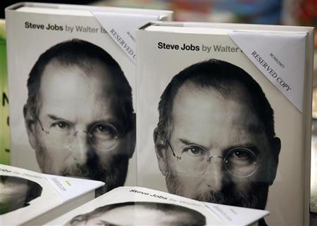 Reserved copies of a newly released biography of Steve Jobs are displayed at a bookstore in Hong Kong October 24, 2011. [Agencies]