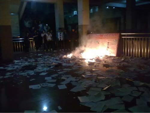 Students burn books in protest of excessive charges at Jingshan No 1 Senior High School, April 5, 2012. [Photo/163.com]