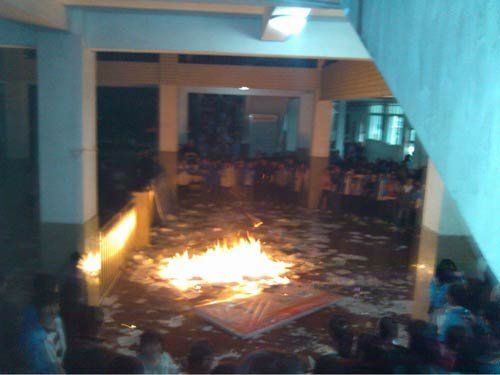 Students burn books to protest excessive educational fees at Jingshan No 1 Senior High School, April 5, 2012. [Photo/163.com] 