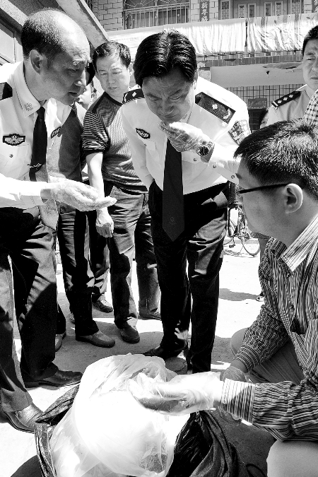 Police cracked a drug-related case and captured 2.8 tons of drugs in Anyang, Henan Province in October 2011. 