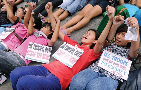 The docking of a US submarine in a Philippine port led to a student protest near the US embassy in Manila on Thursday. The USS North Carolina docked in Subic Bay, north of Manila, on Tuesday. Subic Bay is close to Huangyan Island. The protesters are calling on the US to keep away from the area. [Agencies]