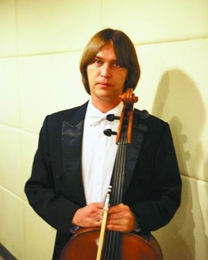 File photo of Oleg Vedernikov, principal cellist at Beijing Symphony Orchestra. [Photo: weibo.com]