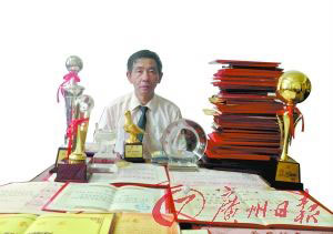Du Weixin showcases the various awards he has bought over the past 17 years when being interviewed by a journalist from Guangzhou Daily. [Photo / Guangzhou Daily ]