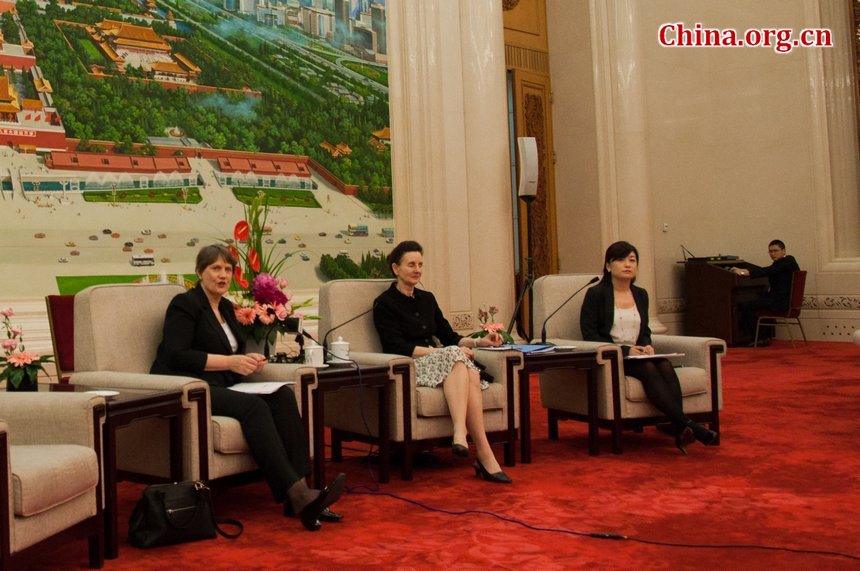 Helen Clark (L), Administrator of the United Nations Development Programme (UNDP) meets with mainstream Chinese media at the People&apos;s Conferencer Hall in Beijing on Friday afternoon during her four day visit to China (May 16-19) to stress the importance of corporate social responsibilities, accompanied by Ms Renata Lok-Dessallien (Middle), UN Resident Coordinator and UNDP Resident Representative in China, and Ms. Zhang Wei, Communications Officer of UNDP China. [Pierre Chen / China.org.cn]