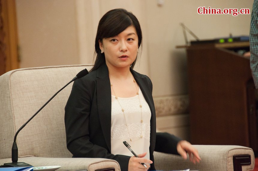 Ms. Zhang Wei, Communications Officer of UNDP China hosts the press conference held at the Beijing Hall, People&apos;s Conference Hall. [Pierre Chen / China.org.cn]