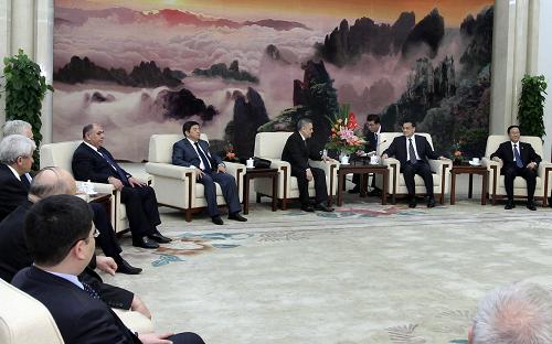 Vice Premier Li Keqiang (second from right) meets with delegates representing SCO finance ministers, central bankers and secretariat general-secretaries on Thursday. [Xinhua photot]